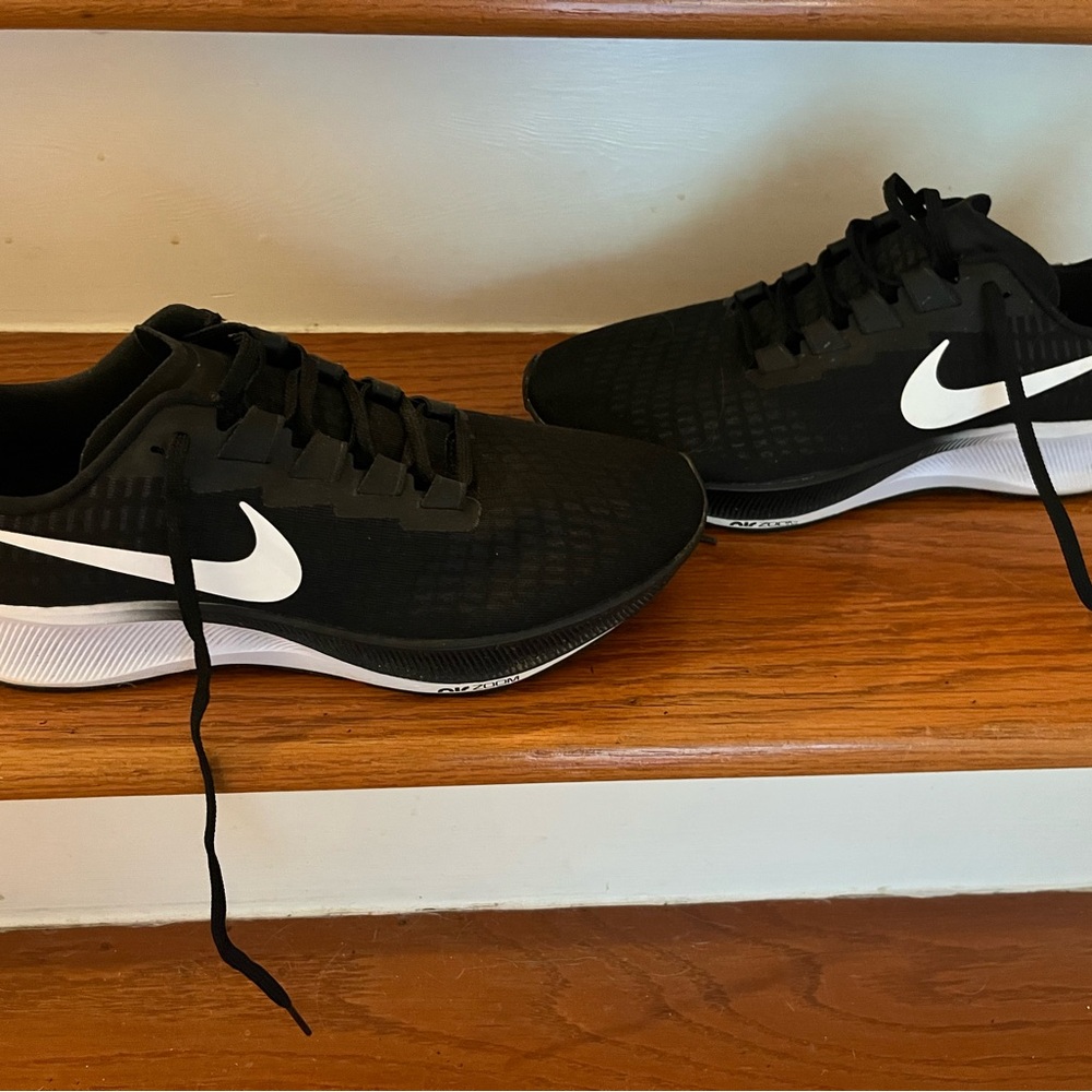 Nike Men's Black and White Athletic Shoes